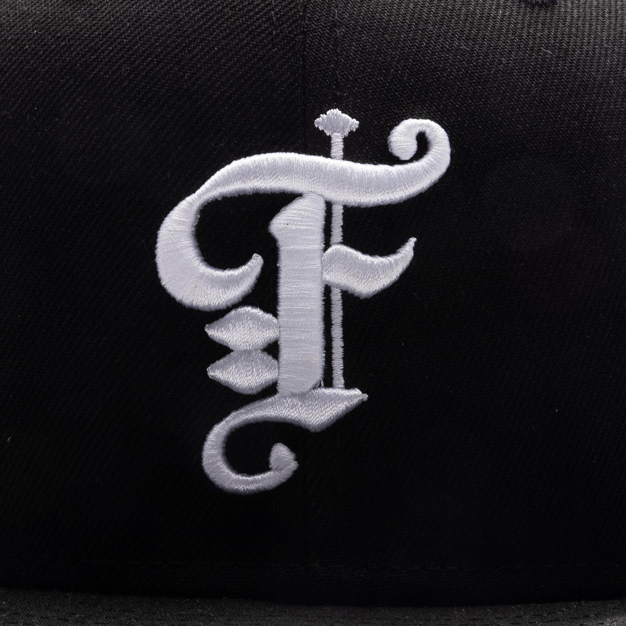 Feature x New Era Old English Scottsdale Fitted - Black/Snow Grey - Image 2