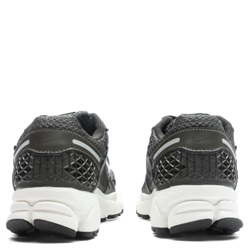 Women's Zoom Vomero 5 - Cargo Khaki/Sequoia/Metallic Silver - Image 4
