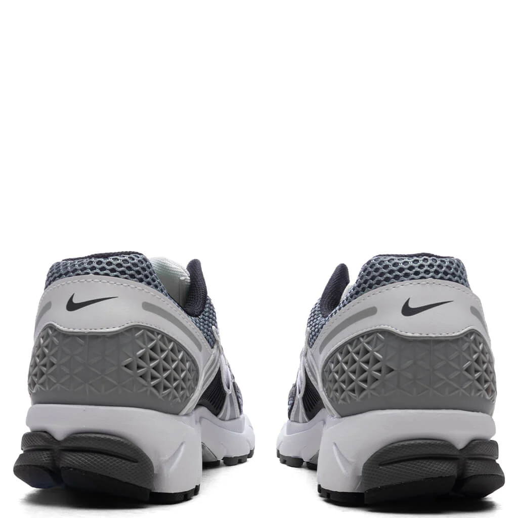 Zoom Vomero 5 SE SP - Dark Grey/Black/White/Sail - Image 4